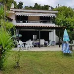 Beachfront - 100m To - Sleeps 10 别墅