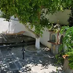Beachfront - 100m To - Sleeps 10 别墅 *