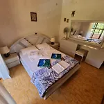 Beachfront - 100m To - Sleeps 10 别墅