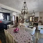 Beachfront - 100m To - Sleeps 10