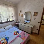 Beachfront - 100m To - Sleeps 10 别墅