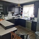 Beachfront - 100m To - Sleeps 10 希维利