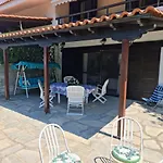Beachfront - 100m To - Sleeps 10 别墅