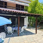 Beachfront - 100m To - Sleeps 10 别墅