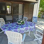 Beachfront - 100m To - Sleeps 10 别墅