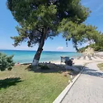Beachfront - 100m To - Sleeps 10 *