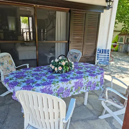 Beachfront Villa - 100M To Beach - Sleeps 10 וילה