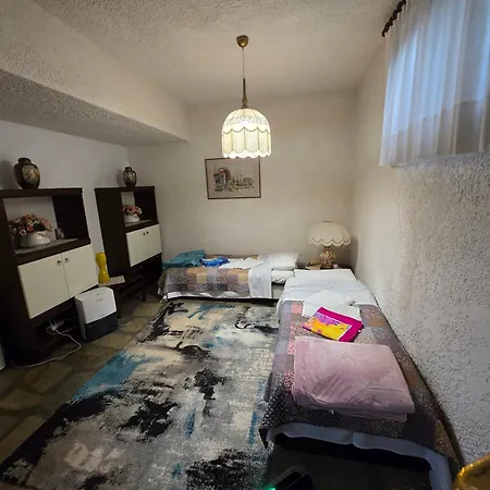 Beachfront - 100m To - Sleeps 10