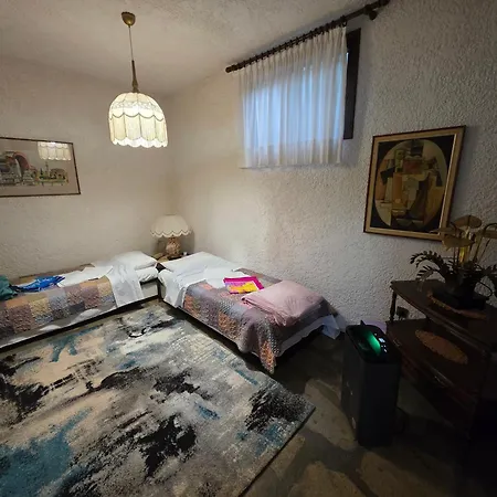 Beachfront - 100m To - Sleeps 10 *