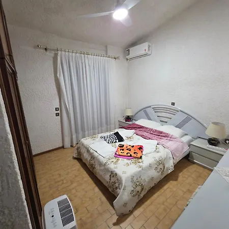 Beachfront - 100m To - Sleeps 10