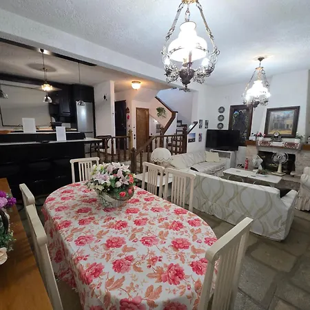 Beachfront - 100m To - Sleeps 10 Villa *