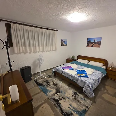 Beachfront - 100m To - Sleeps 10 别墅 *