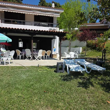 Beachfront - 100m To - Sleeps 10 Villa *