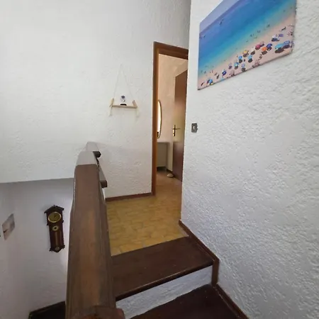 Beachfront - 100m To - Sleeps 10 *