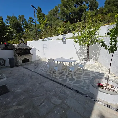 Beachfront - 100m To - Sleeps 10 Villa *