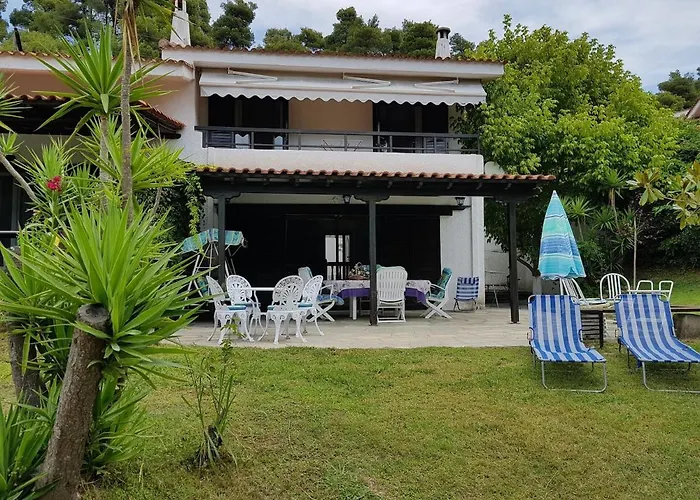 Beachfront - 100m To - Sleeps 10 Villa