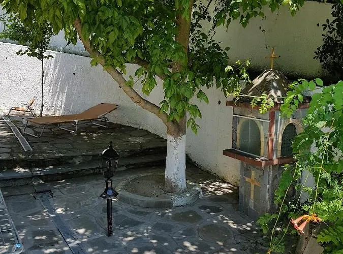 Beachfront - 100m To - Sleeps 10 Villa *