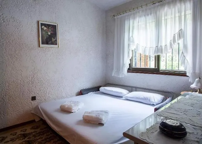 Beachfront - 100m To - Sleeps 10 *