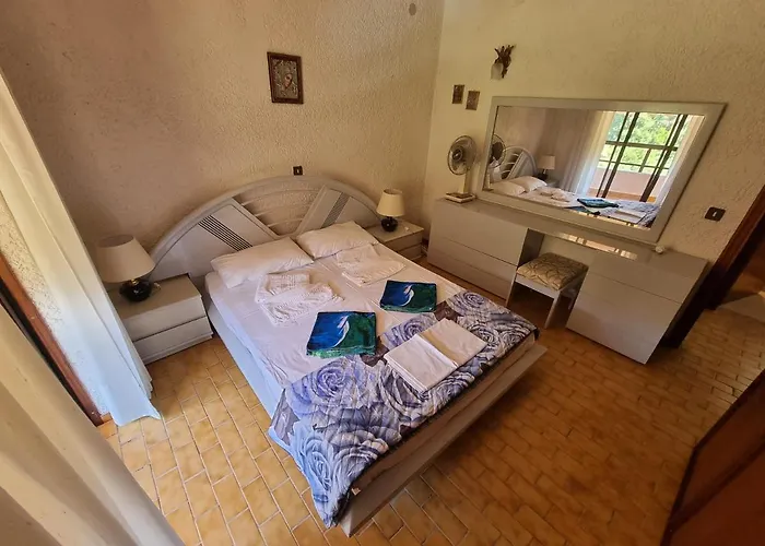 Beachfront - 100m To - Sleeps 10 וילה