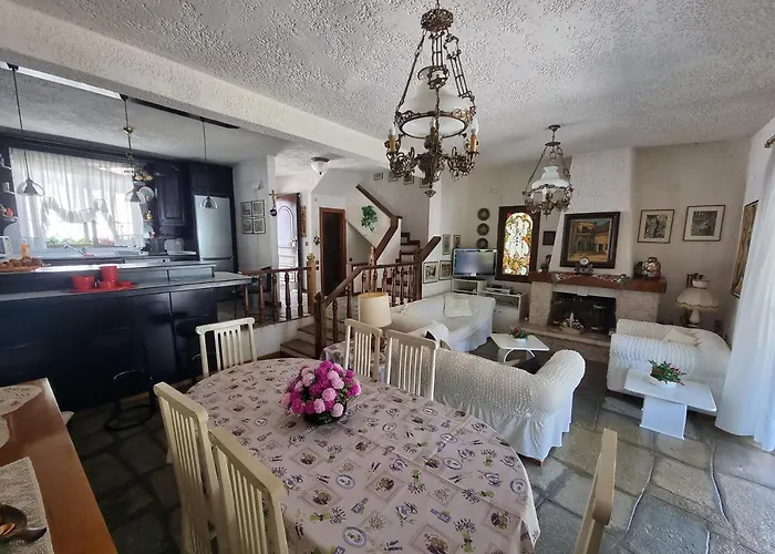 Beachfront - 100m To - Sleeps 10