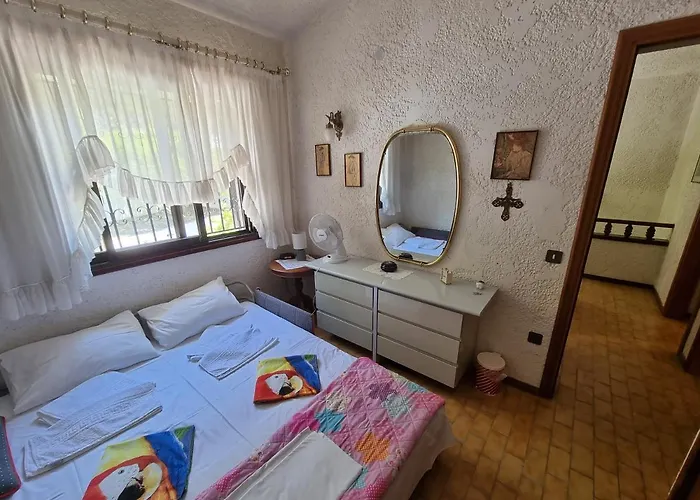 Beachfront - 100m To - Sleeps 10 Villa