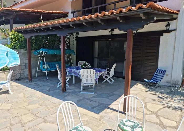 Beachfront - 100m To - Sleeps 10 Vila
