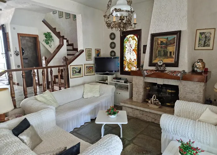 Villa Beachfront - 100m To - Sleeps 10 *