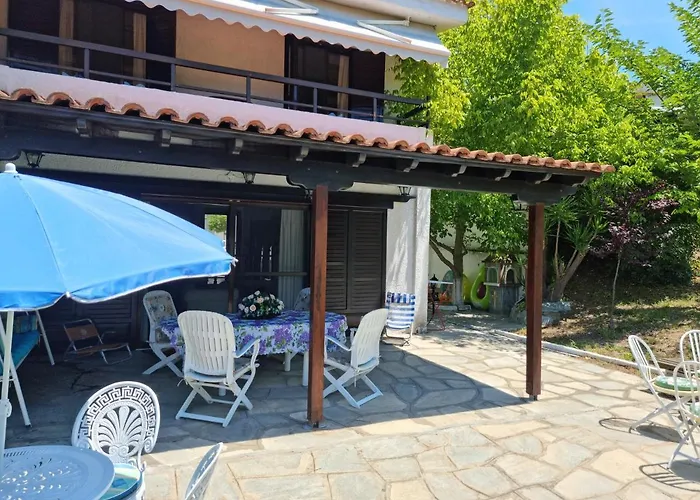 Beachfront - 100m To - Sleeps 10 Villa