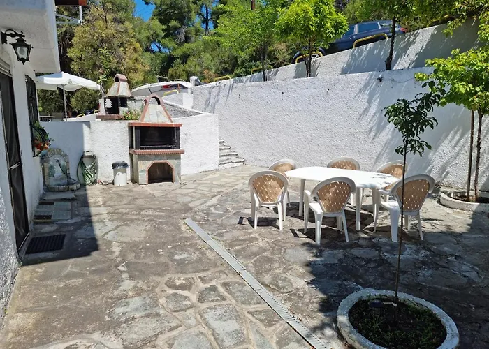 Beachfront - 100m To - Sleeps 10 *