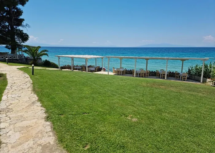 Beachfront - 100m To - Sleeps 10 *