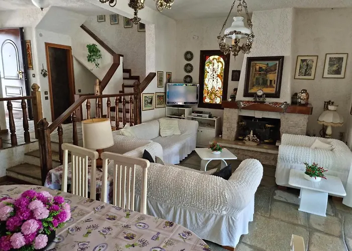 Villa Beachfront - 100m To - Sleeps 10