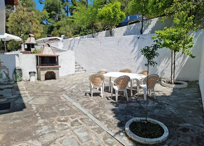 Beachfront - 100m To - Sleeps 10 *