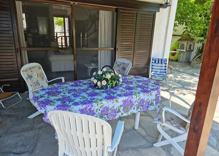 Beachfront - 100m To - Sleeps 10 Villa