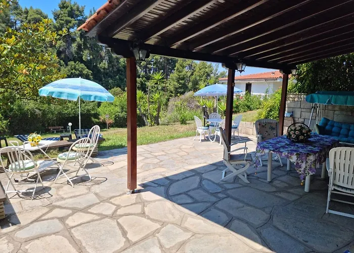 Villa Beachfront - 100m To - Sleeps 10 *