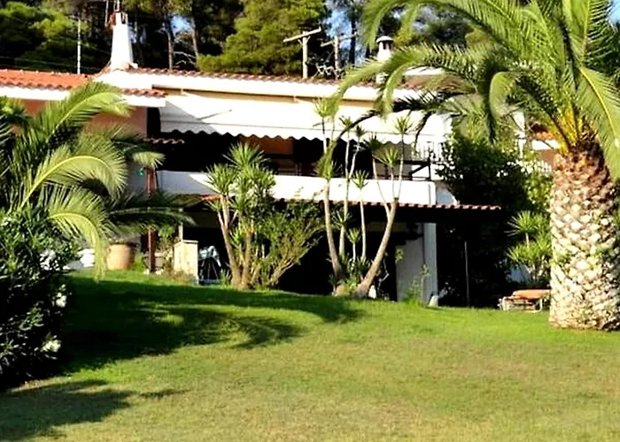 Beachfront - 100m To - Sleeps 10