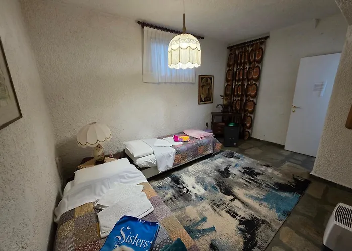 Beachfront - 100m To - Sleeps 10 Villa