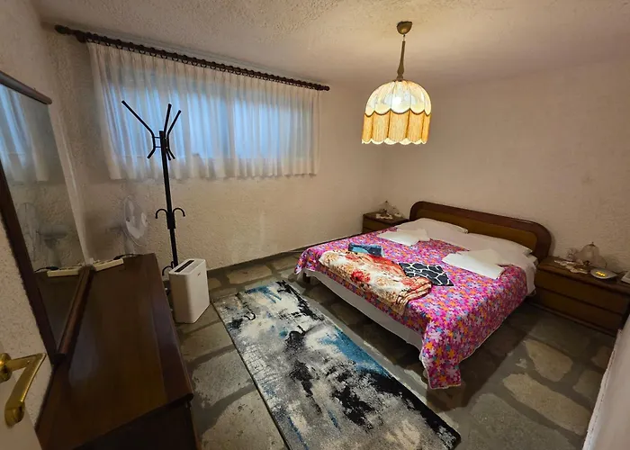 Beachfront - 100m To - Sleeps 10 *