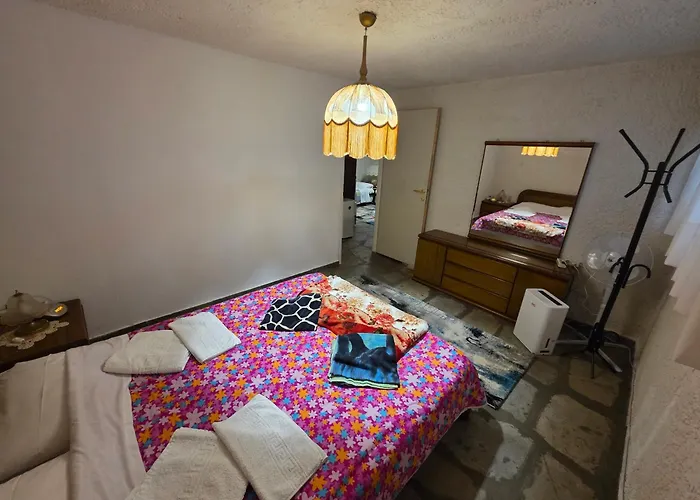 Beachfront - 100m To - Sleeps 10 Villa *