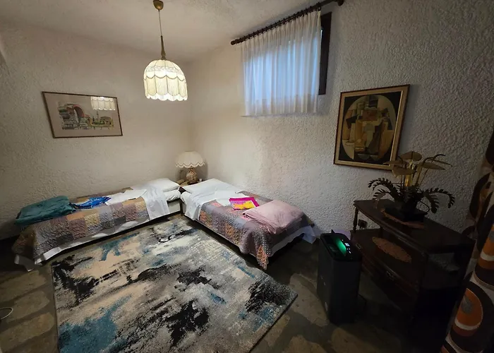 Beachfront - 100m To - Sleeps 10 *