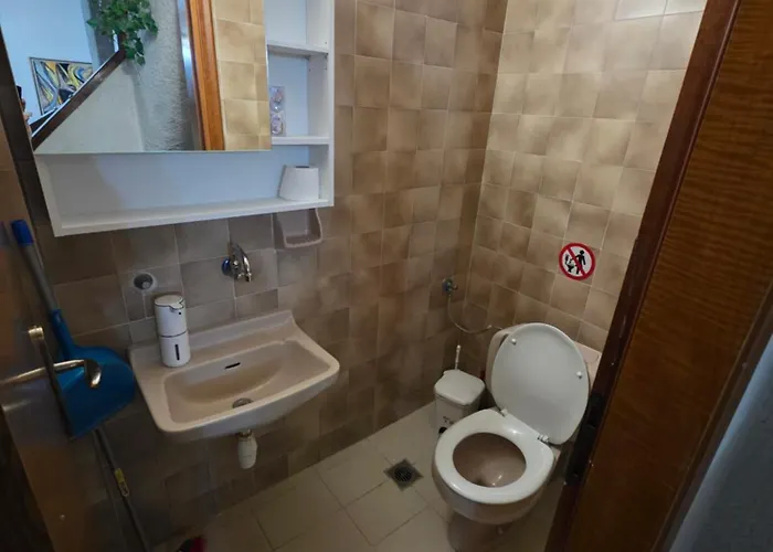 Beachfront - 100m To - Sleeps 10 Villa