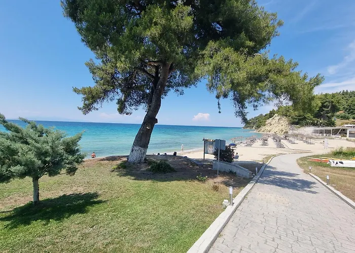 Beachfront - 100m To - Sleeps 10 *