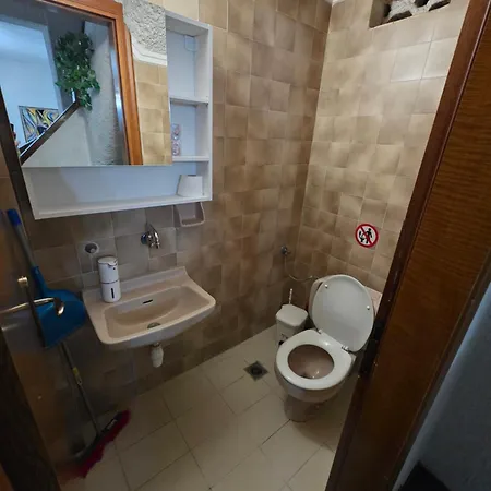 Beachfront - 100m To - Sleeps 10 Villa