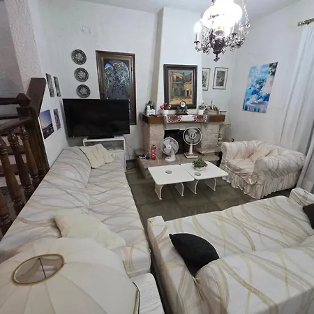 Beachfront - 100m To - Sleeps 10 Villa