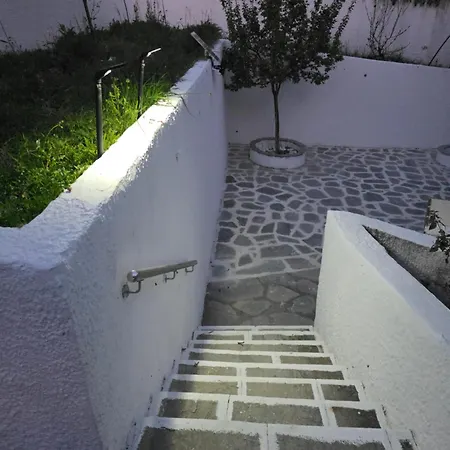 Beachfront - 100m To - Sleeps 10 Villa *