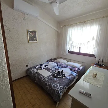 Villa Beachfront - 100m To - Sleeps 10