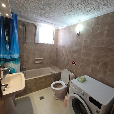 Beachfront - 100m To - Sleeps 10 Villa