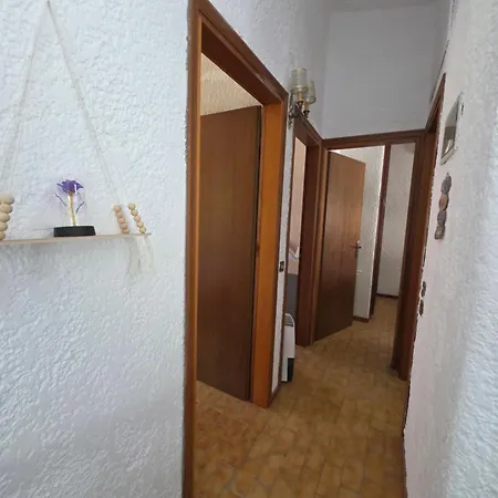 Beachfront - 100m To - Sleeps 10