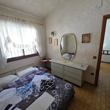 Villa Beachfront - 100m To - Sleeps 10 *